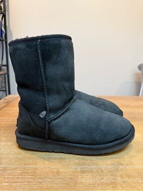 UGG Women’s Classic Short Boot Sheepskin Black Sz  8